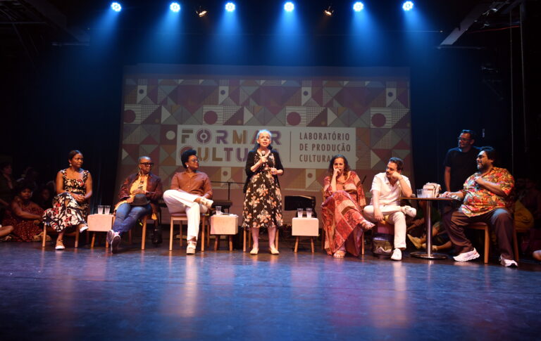 AULA DE CULMINÂNCIA   do  Projeto FORMAR CULTURA  com entrega dos
DIPLOMAS  com os mestres  :  MARIZE MATTOS , SANDRA SÁ ,  JANDIRA FEGHALI , TAINÁ  DE PAULA , CRISTINA PEREIRA E EDUARDO BARATA 
Teatro  Municipal  Ziembiski  Tijuca -  Rio de Janeiro
24 de FEVEREIRO   2025

AULA DE CULMINÂNCIA 
PROJETO FORMAR CULTURA 

Amanhã, 24 de fevereiro, às 17h, no Teatro Ziembisnki, o projeto Formar Cultura - Laboratório de Produção Cultural celebra a finalização da etapa Rio numa aula especial de culminância. 

Sandra de Sá, Jandira Feghali, Tainá de Paula, Cristina Pereira e Marize Mattos participam do evento, ao lado dos alunos que apresentarão um retrato do Formar Cultura nos segmentos de artes visuais, circo, cultura e território, dança, mostras e festivais, música, patrimônio imaterial e teatro. 

O evento é gratuito e contará com as participações musicais de Lilian Valeska, Flavia Santana, Julie Wein e Trio Julio. As senhas serão distribuídas a partir das 16h, sujeitas a lotação do teatro. 

Teatro Ziembinski
Endereço: Rua Heitor Beltrão, S/N, Tijuca.

AULA DE CULMINÂNCIA 
PROJETO FORMAR CULTURA 

Amanhã, 24 de fevereiro, às 17h, no Teatro Ziembisnki, o projeto Formar Cultura - Laboratório de Produção Cultural celebra a finalização da etapa Rio numa aula especial de culminância. 

Sandra de Sá, Jandira Feghali, Tainá de Paula, Cristina Pereira e Marize Mattos participam do evento, ao lado dos alunos que apresentarão um retrato do Formar Cultura nos segmentos de artes visuais, circo, cultura e território, dança, mostras e festivais, música, patrimônio imaterial e teatro. 

O evento é gratuito e contará com as participações musicais de Lilian Valeska, Flavia Santana, Julie Wein e Trio Julio. As senhas serão distribuídas a partir das 16h, sujeitas a lotação do teatro. 

Teatro Ziembinski
Endereço: Rua Heitor Beltrão, S/N, Tijuca.